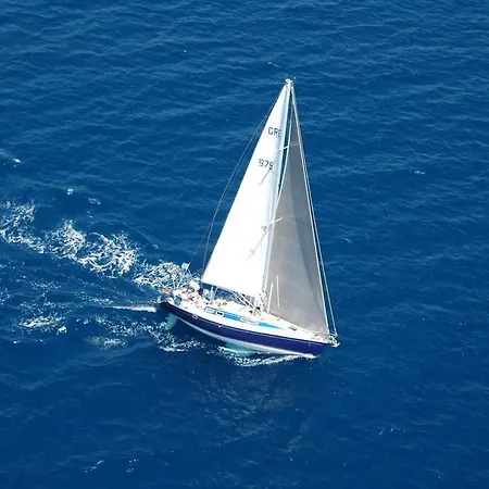 Ellinas Yacht Hotel en barco