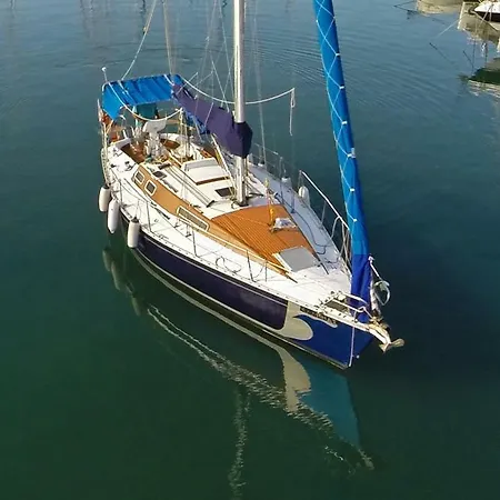 Ellinas Yacht Hotel en barco