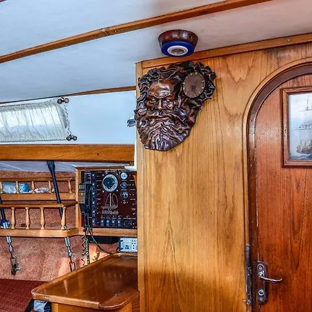 Ellinas Yacht Hotel en barco Kalamata